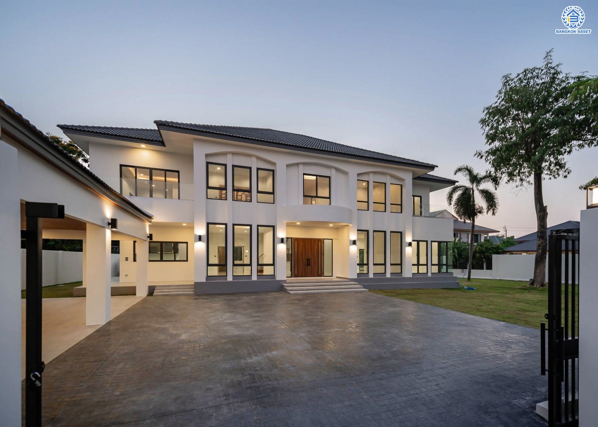 บ้านมือสองตกแต่งใหม่ โครงการ กฤษดานคร20 ปิ่นเกล้า-บรมราชชนนี บ้านหลังมุม ติดทะเลสาบ บนเนื้อที่กว้างมากถึง 238 ตร.ว. ตกแต่งด้วยวัสดุเกรดพรีเมี่ยม ฟังก์ชัน 5 ห้องนอน 6 ห้องน้ำ 1 ห้องอเนกประสงค์ 4 ที่จอดรถ พร้อมทั้งเปลี่ยนระบบไฟฟ้า สุขาภิบาล ทำเลศักยภาพ ติดถนนบรมราชชนนี ใกล้มหาวิทยาลัยมหิดล และเพียง 10 นาทีถึงเซ็นทรัล ปิ่นเกล้า